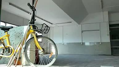 4K工业厂房里的破旧的自行车三视频的预览图